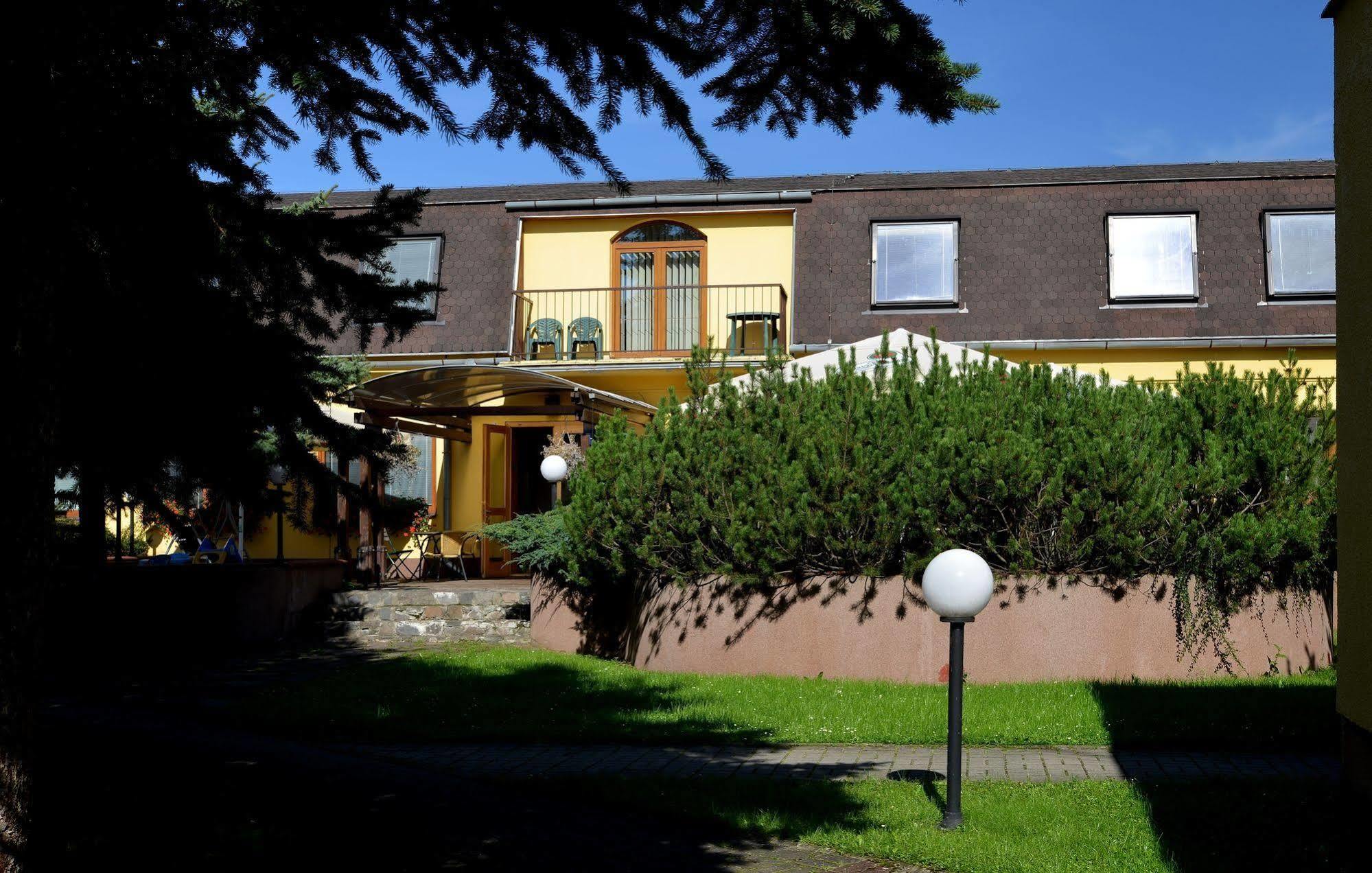 Bešeňová Penzion Agrothermal מראה חיצוני תמונה